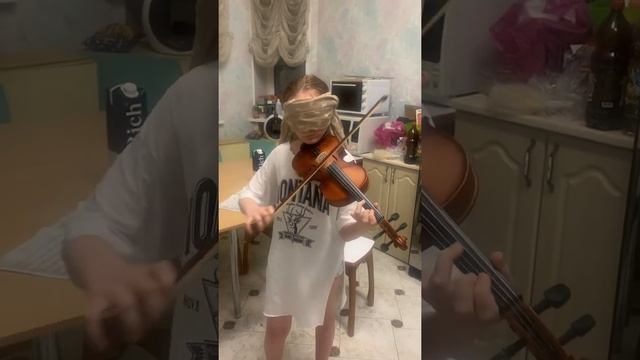 Девочка играет на скрипке с закрытыми глазами смотреть онлайн
