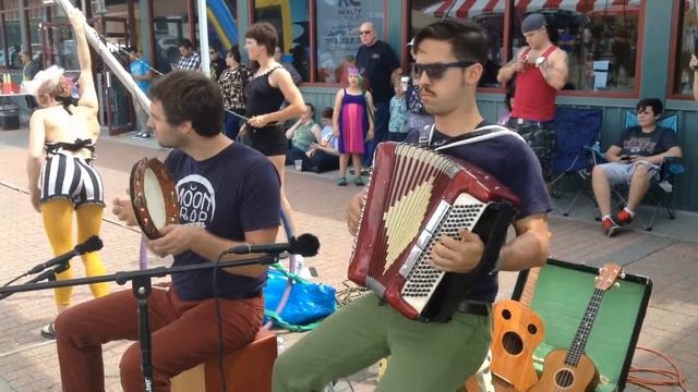 Moon Drop Circus accordion player at Busker Festival смотреть онлайн