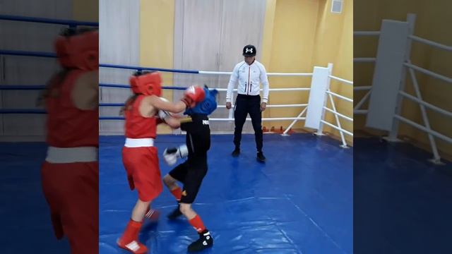 Девочка боксер 7лет Aiaylim Ospanova. Бой против мальчика Матчевая встреча. смотреть онлайн