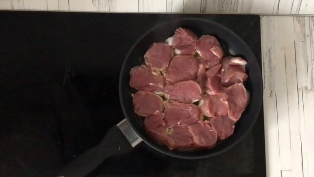 Как вкусно приготовить тушеное мясо свинины в соусе на сковороде ? Свинина в сливочно-имбирном соус смотреть онлайн