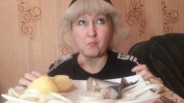 MUKBANG/ Скумбрия и картошечка.