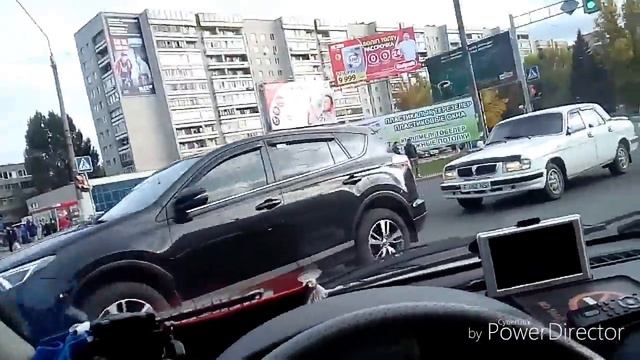 Продолжаем изучать ПДД. Поворот налево с рельсов смотреть онлайн