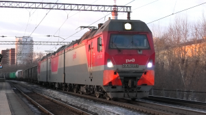 2ЭС10-147 "Гранит" с грузовым поездом следует через о.п. Первомайская