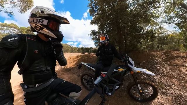 Riding The NEW 2023 Sur Ron ULTRA BEE | First Impressions смотреть онлайн