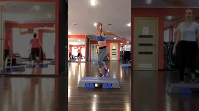 Часовая тренировка на степ-платформе аэробика кардио связка