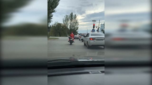 По Волжскому прокатился Дед Мороз на мотоцикле смотреть онлайн