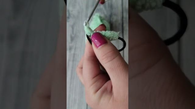 Вяжу крючком из остатков пряжи плюшевую резинку для волос ? Подробный МК смотри на моем канале ☺️ смотреть онлайн