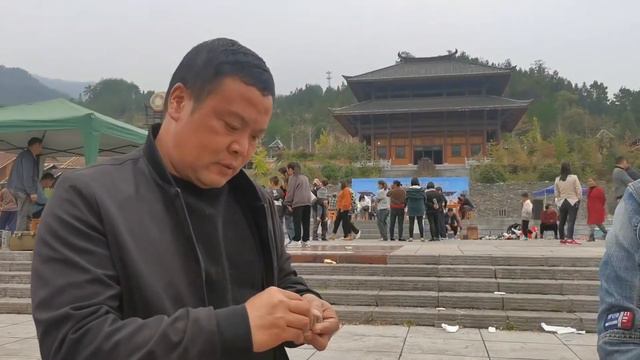 老刘粉丝在他交易会上，几个雍正开价4千，没料大佬胡叭一看中… смотреть онлайн