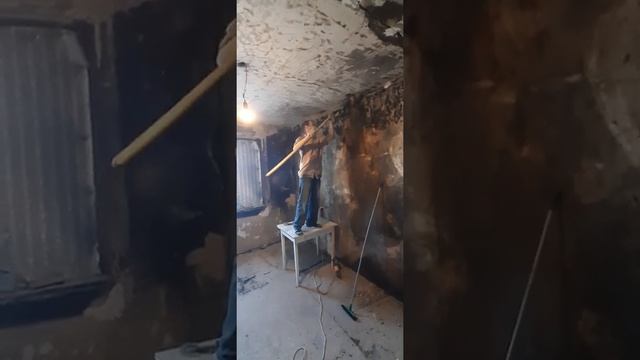 Как Легко и Быстро почистить или Снять Старую Извёстку с потолка (Лайфхак) смотреть онлайн