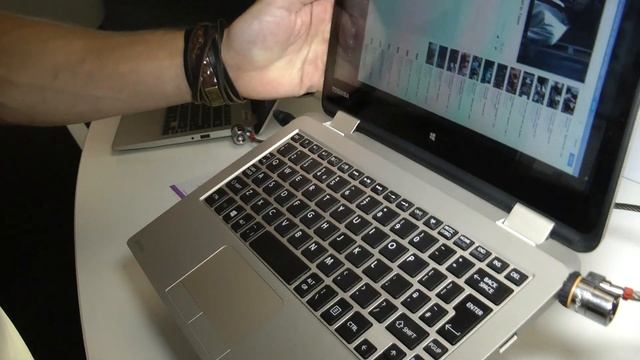 Vi spanar in - och sågar - Toshiba Satellite Radius 11 på IFA 2014 смотреть онлайн