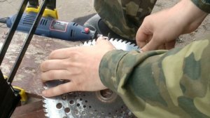 Правлю заточку диска мотокосы с победитовыми напайками