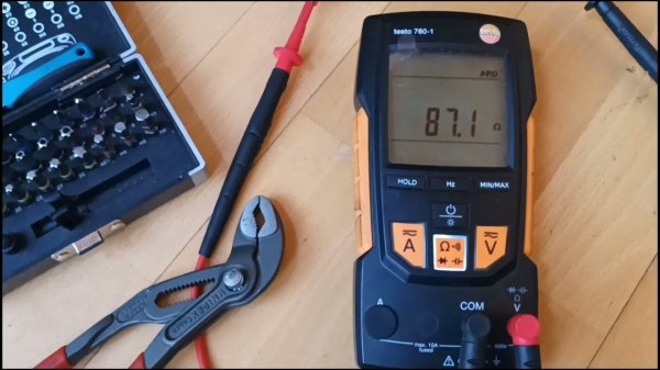 холодильник AEG выбивает автомат