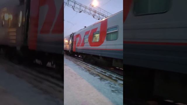 Эп1п 021, с пассажирским поездом 001Э Россия Владивосток Москва смотреть онлайн