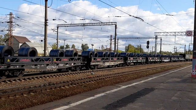 Грузовой и пассажирский поезда на станции Михнево. смотреть онлайн