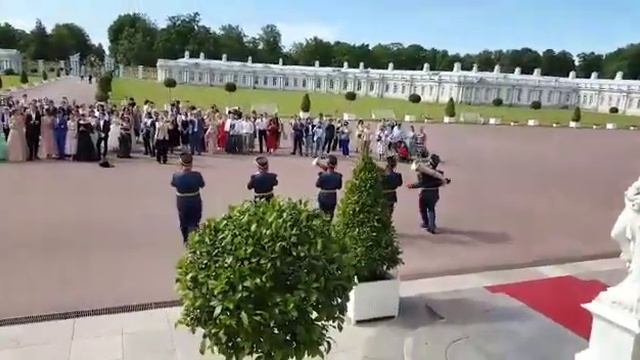 духовой оркестр шутит перед выпускниками Вагановского училища смотреть онлайн