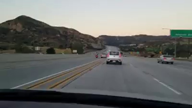 мотоциклист пнул авто и устроил серьезную аварию смотреть онлайн