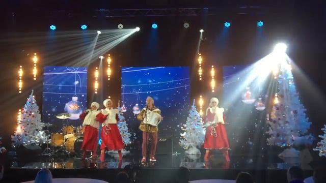 КРУТАЯ НОВОГОДНЯЯ ПЕСНЯ-ХИТ! "Здравствуй, Новый год!". ВАЛЕРИЙ СЁМИН и фолк-группа "ТАЛИЦА" смотреть онлайн