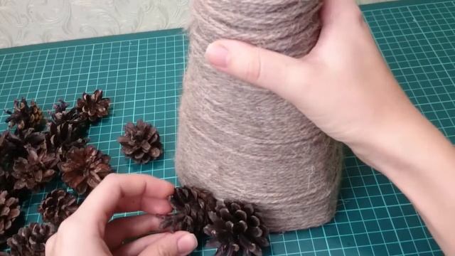 Ёлочка из шишек своими руками. Новогодняя поделка в детски сад. Бюджетный новогодний декор смотреть онлайн