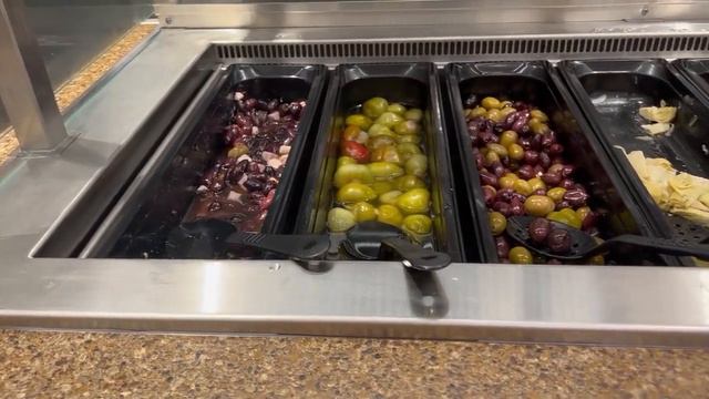 Супермаркет «Publix” в США, отдел оливок.
