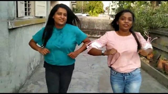 Suraj Ki baahon me- Groovy girls смотреть онлайн