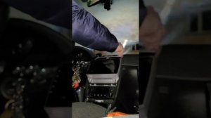 снять магнитоллу на Пежо 307