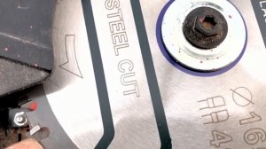 Ровно, быстро и без искр пилю металл ручной аккумуляторной циркулярной пилой Yato YT-82810