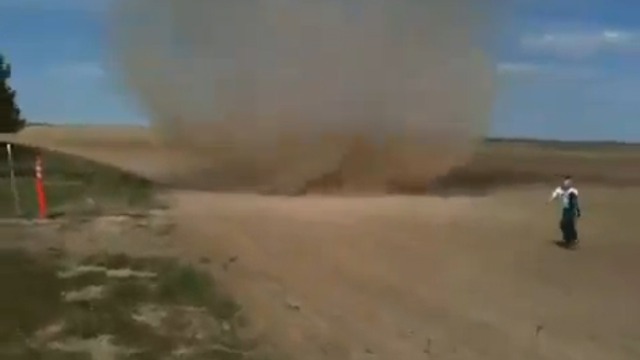 Играются с торнадо смотреть онлайн