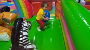 Дети в Игровом Центре Grand Park Горки Бассейн с Шариками #1. Kid's play center slide ball pool #1