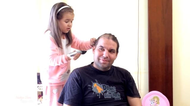 Парикмахерская на дому - у Насти новый образ. Стрижем ПАПУ! Весело для детей смотреть онлайн