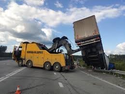 Грузовой эвакуатор в работе