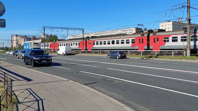 Электропоезд ЭТ2М рядом с автомобильной дорогой