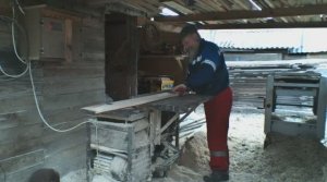 Деревенская стройка. Выборка четверти на циркулярке.  Доски для крыши своими руками.