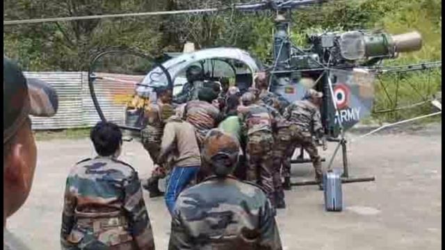 नौसेना का चेतक हेलीकॉप्टर क्रैश एक जवान शहीद, केरल में सेना का हेलीकॉप्टर क्रैश, Indian army смотреть онлайн