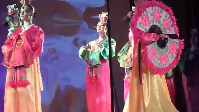 Иркутские школьницы Корейский танец с веерами смотреть онлайн