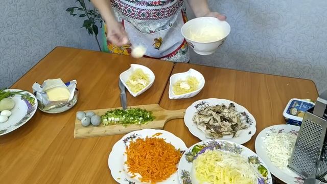 Рыбный салат "Жемчужина" с запеченной скумбрией и заправкой из сырного соуса. смотреть онлайн