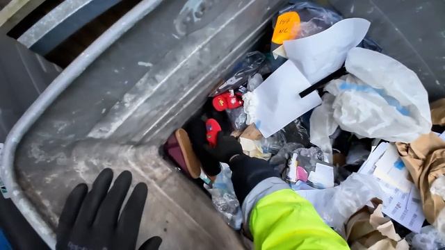 [AMAZON RETURNS] -UK DUMPSTER DIVER EXPOSES OUTRAGOUS RETAIL WASTE-