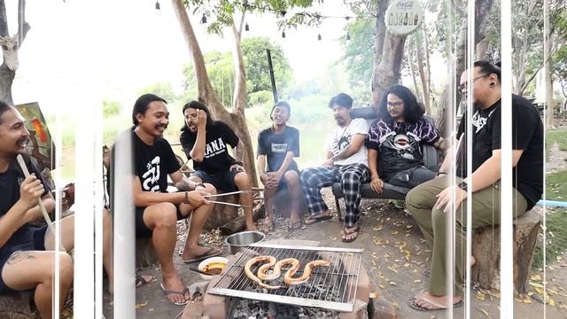 ครัวไรอ่ะ! EP.83 : ตามสัญญา 2แสนไลค์ กินงู!! смотреть онлайн