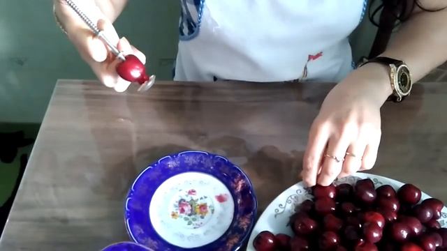 Как быстро очистить черешню от косточек смотреть онлайн