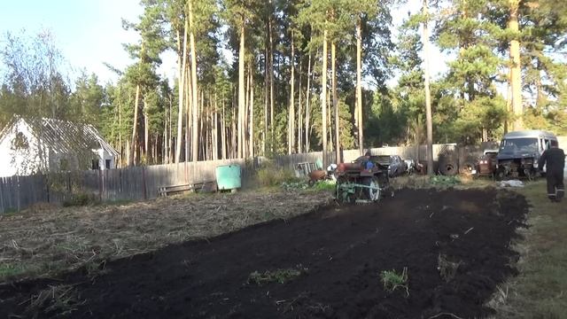 Вспашка огорода под сеном самодельным трактором смотреть онлайн