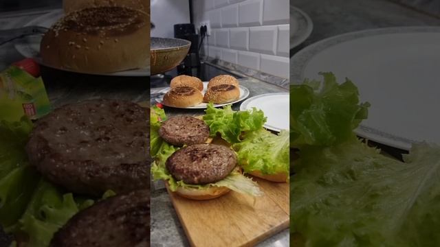 ПРОСТОЙ РЕЦЕПТ БУРГЕРОВ! СОЧНЫЕ ДОМАШНИЕ БУРГЕРЫ смотреть онлайн