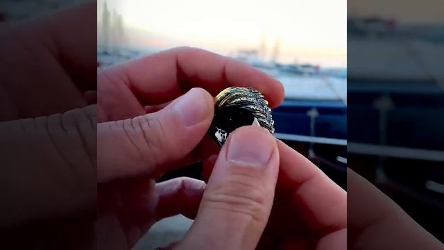 Кольцо имеет уникальную форму и цвет. Камень в виде двуглавого орла символизирует отвагу и верность смотреть онлайн