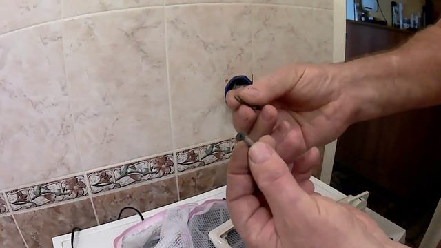 Что сделать, чтобы розетка никогда не выпадала со стены? Проще простого. Навечно.Guru from the USSR смотреть онлайн