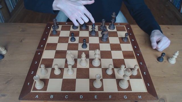 Думал с любителем играешь чтоль!?  Шахматы не предают!