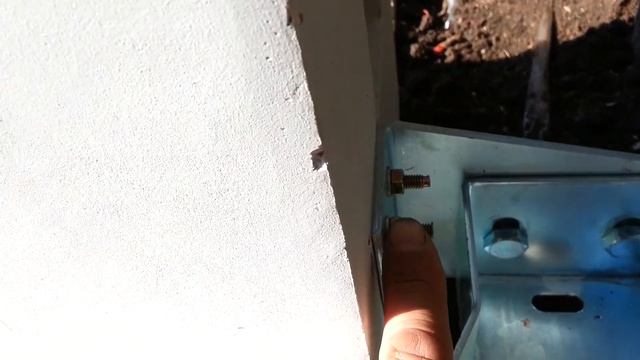 Строительство забора с бетонными столбами своими руками. Часть 5. Крепление профнастила. смотреть онлайн