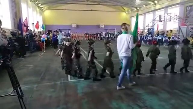 Дети из детского сада маршируют следуют каждые углы! смотреть онлайн