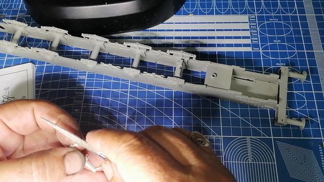 Паровоз BR-52, от Trumpeter, сборка модели, часть 1. смотреть онлайн