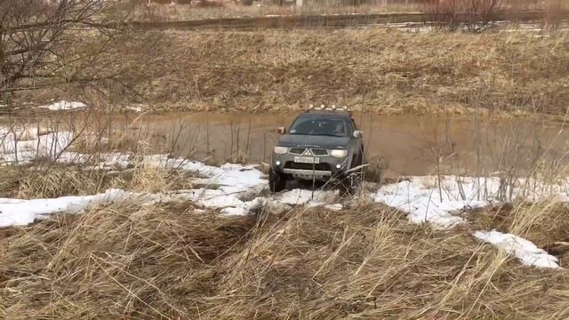 Mitsubishi L200 Уаз Хантер по бездорожью смотреть онлайн