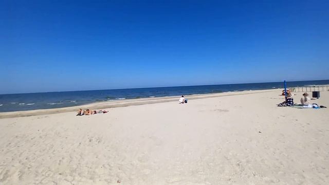 Отдых в Ейске на Азовском море . Центральный городской пляж в конце сентября 2023 года . смотреть онлайн