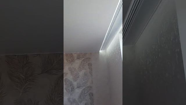 Белый натяжной потолок со скрытым карнизом Гардиной от Идея Потолков смотреть онлайн