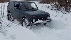 На ниве на реку по глубокому снегу.